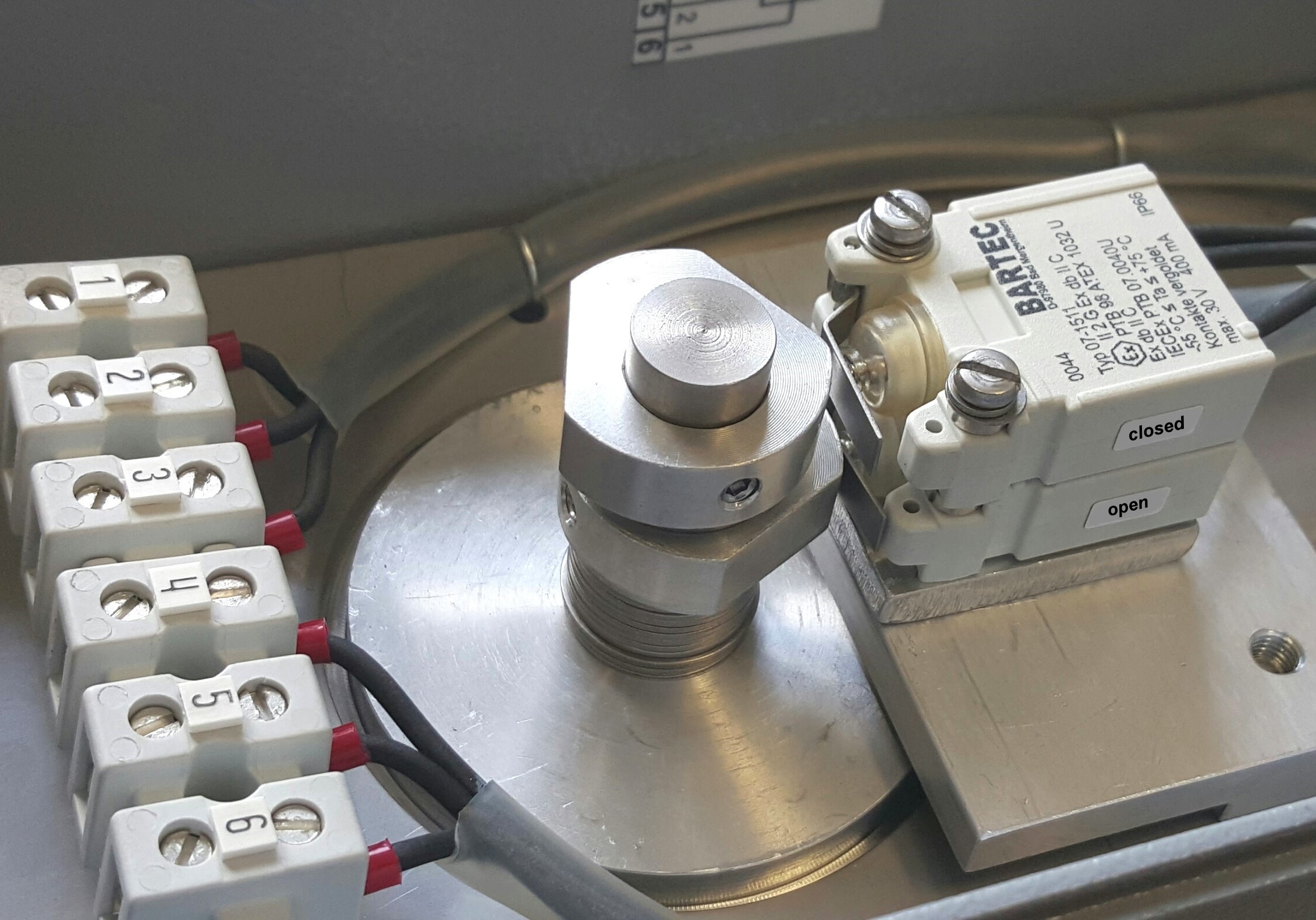 Ex ed ... - 55°C 4 - 250 V AC-DC valve position monitor with Bartec switches for valve automation